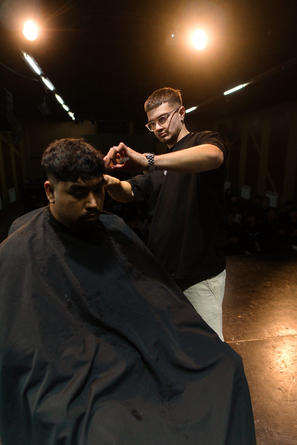 Marce LC cortando en un seminario de Fade Masters